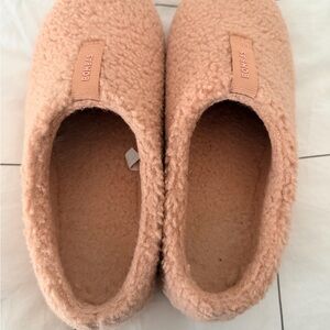 Bombas Women's Sunday Slippers in faux sherpa material in pink/apricot. Size 8.